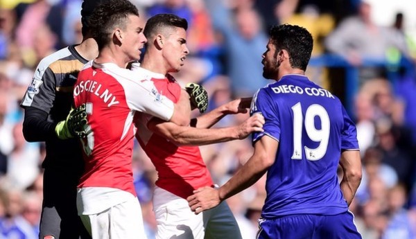 Aksi kekerasan Diego Costa terhadap pemain Arsenal