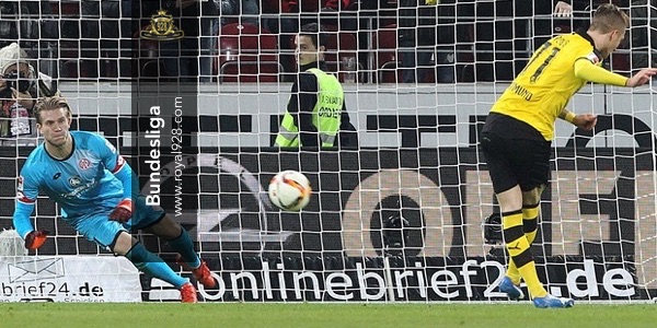 Loris Karius menggagalkan penalti Dortmund